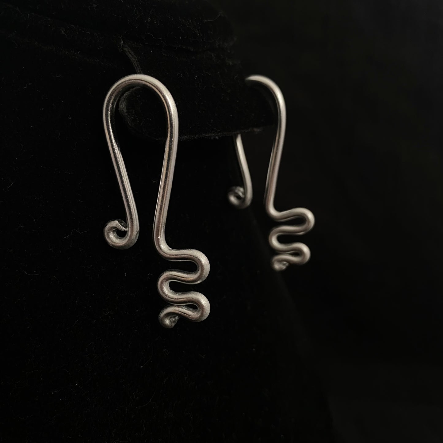 Squiggle Horseshoe Hanger - Starwoven Co