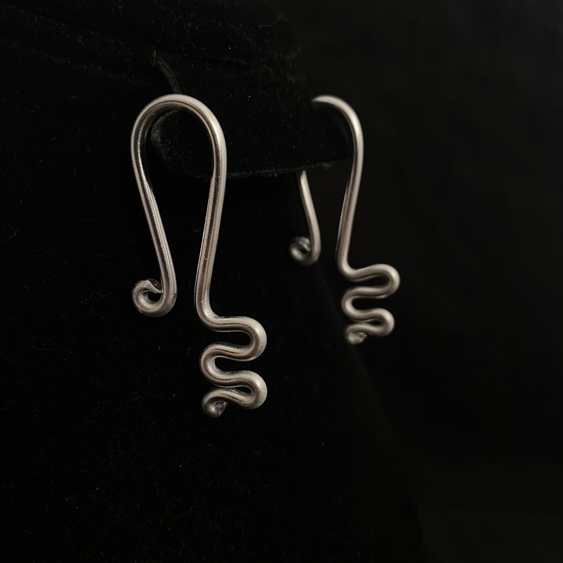 Squiggle Horseshoe Hanger - Starwoven Co